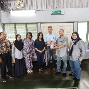 token_of_appreciation_from_ketua_kpg_tok_surip_and_aazlina_and_committee.jpeg