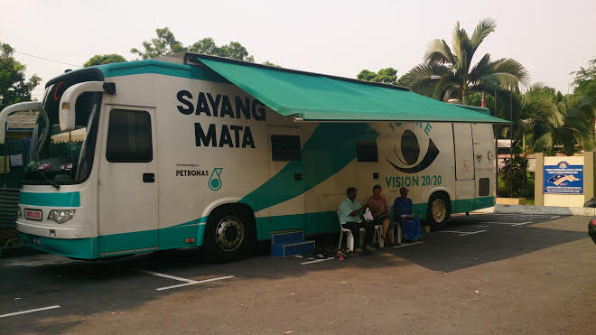 events/2000/eye_camp/eye_camp_1.jpg