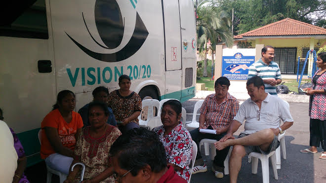 events/2000/eye_camp/eye_camp_6.jpg