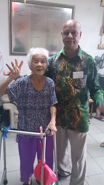 events/2000/eye_camp/eye_camp_old_folks_2.jpg