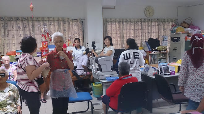 events/2000/eye_camp/eye_camp_old_folks_4.jpg