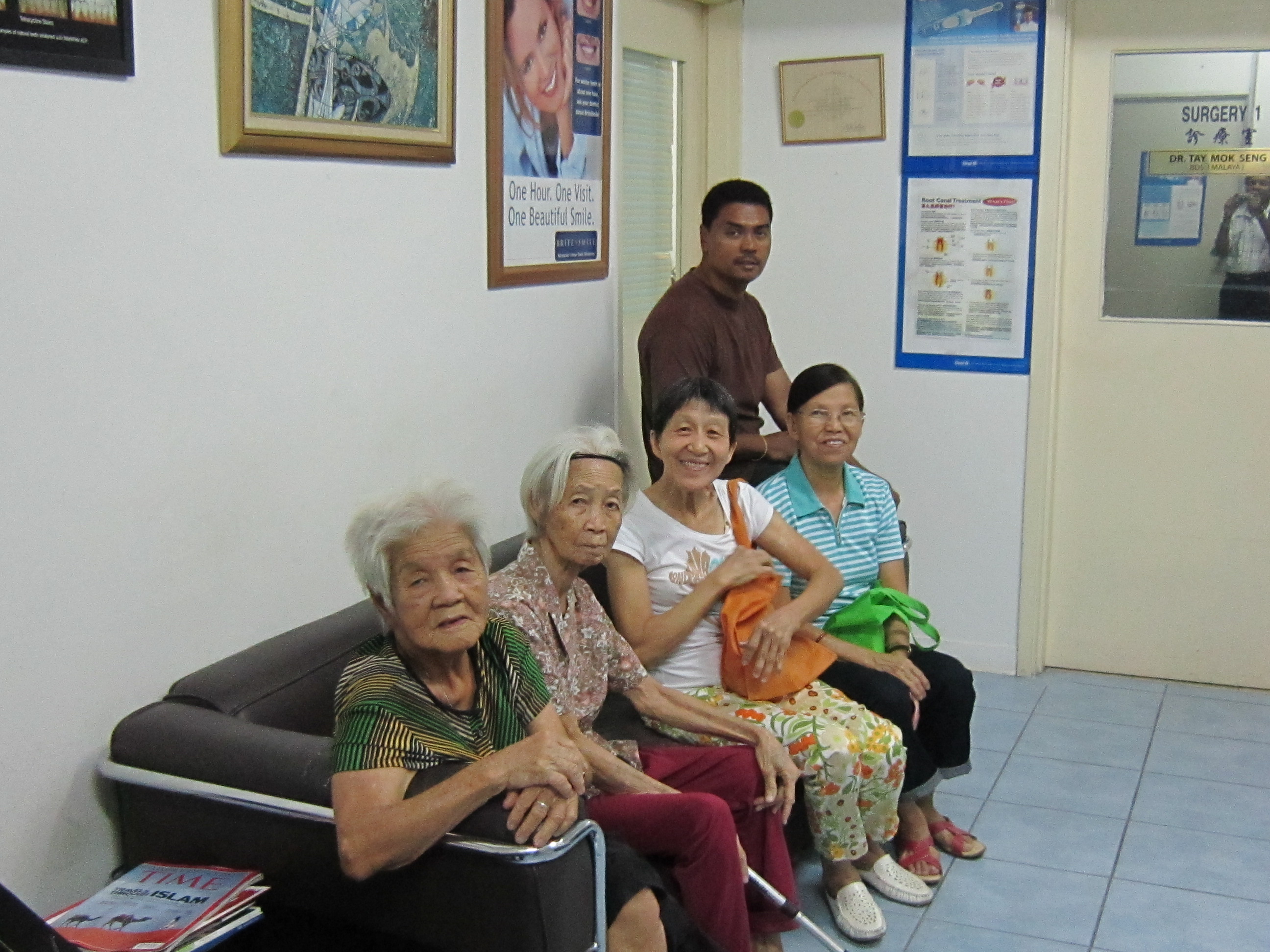 events/2010/bring_a_smile_to_old_folks/photo2.jpg