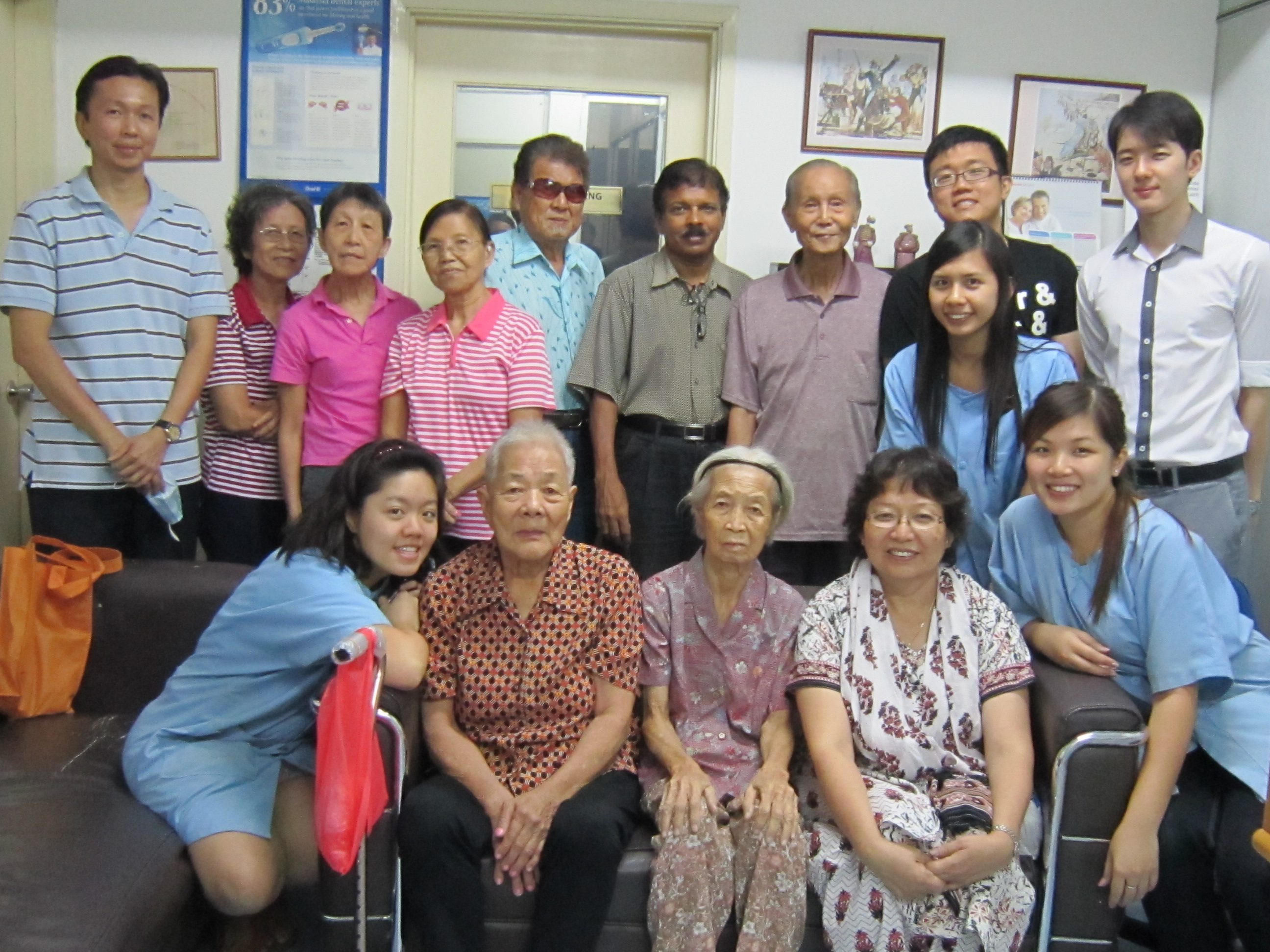 events/2010/bring_a_smile_to_old_folks/photo_1.jpg